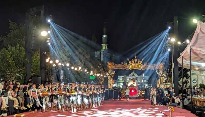 Grup Ronthek Ki Ageng Sirno Desa Sirnoboyo Tutup Hari Pertama Festival Ronthek Pacitan 2026 dengan Suguhan Spektakuler yang Sarat Makna Persatuan