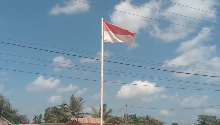 Bendera Usang ,robek di depan kantor desa Keluang kecamatan Tungkal Ilir kabupaten Banyuasin