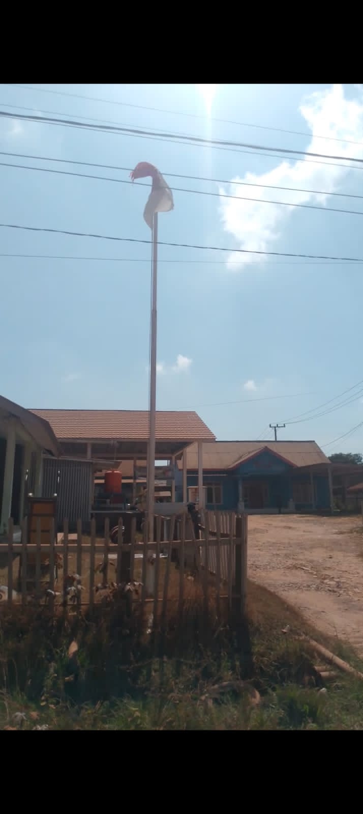 bendera usang ,robek di depan kantor desa keluang kecamatan tungkal ilir kabupaten banyuasin 2 IMG 20260719 WA0022 1