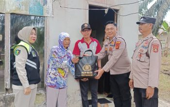 Polsek Pulau Rimau Bersama Sidokkes Polres Banyuasin Salurkan Bansos dan Berikan Layanan Kesehatan Gratis