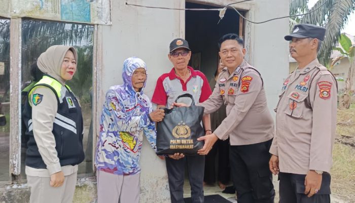 Polsek Pulau Rimau Bersama Sidokkes Polres Banyuasin Salurkan Bansos dan Berikan Layanan Kesehatan Gratis