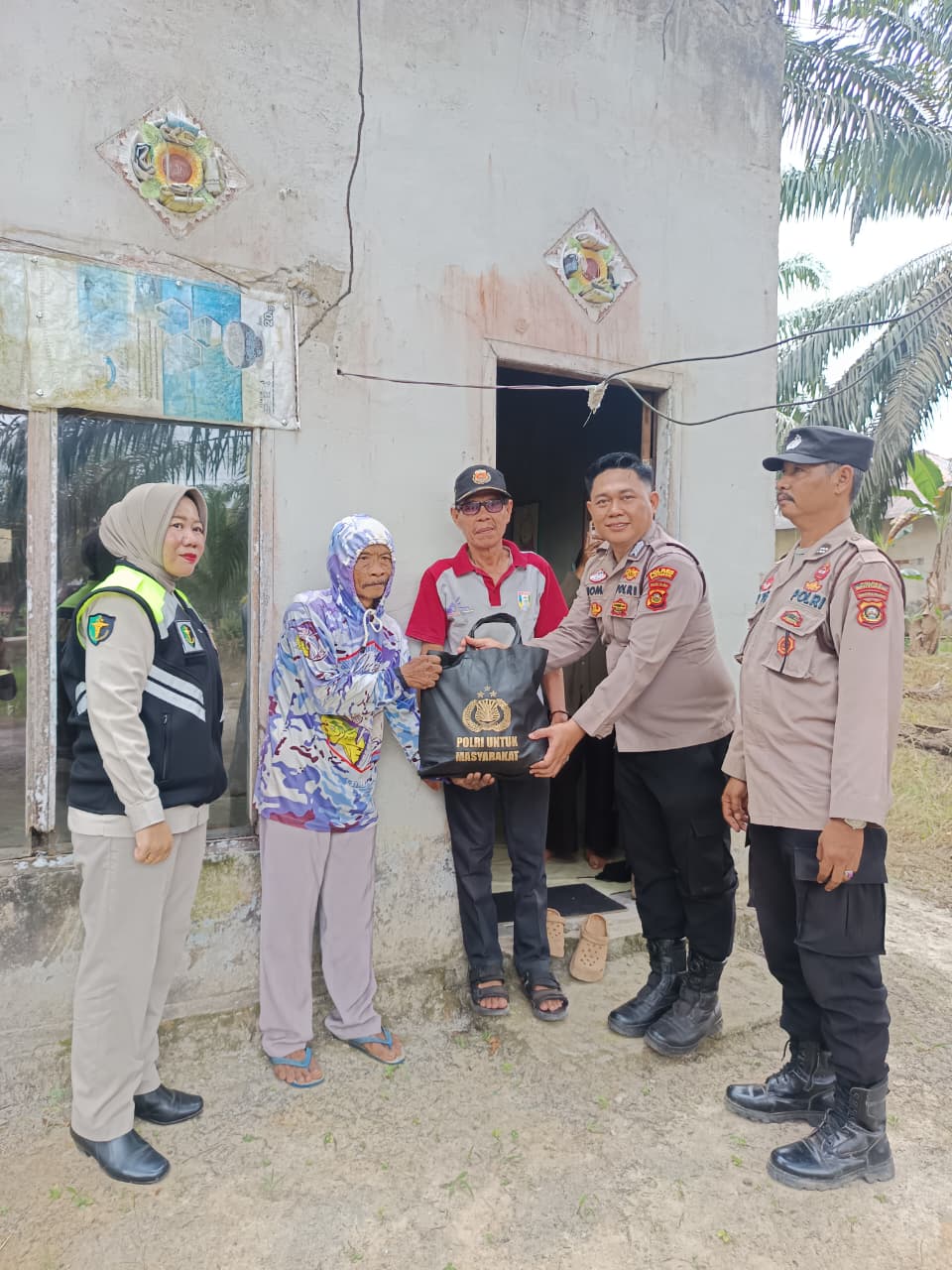 polsek pulau rimau bersama sidokkes polres banyuasin salurkan bansos dan berikan layanan kesehatan gratis 2 IMG 20260722 WA0035