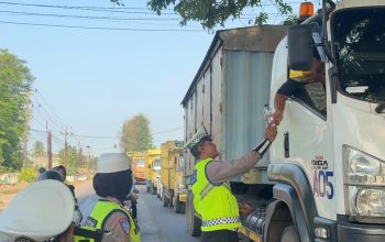 Satlantas Polres Banyuasin Gelar Bakti Sosial, Pererat Kepedulian kepada Pengemudi Truk