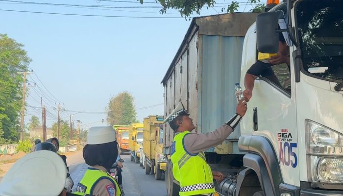 Satlantas Polres Banyuasin Gelar Bakti Sosial, Pererat Kepedulian kepada Pengemudi Truk