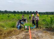 Ketahanan Pangan, Kapolsek Kandis Bersama Personel Siapkan Air untuk Kebutuhan Tanaman Jagung
