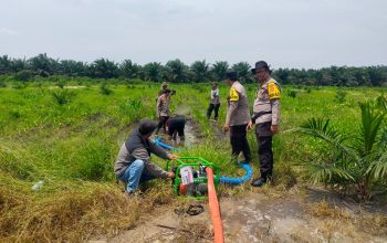 Ketahanan Pangan, Kapolsek Kandis Bersama Personel Siapkan Air untuk Kebutuhan Tanaman Jagung