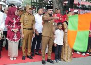 Bupati Al-Farlaky Lepas Pawai Karnaval HUT RI di Idi, Berlangsung Meriah