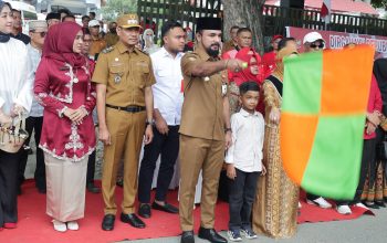 Bupati Al-Farlaky Lepas Pawai Karnaval HUT RI di Idi, Berlangsung Meriah