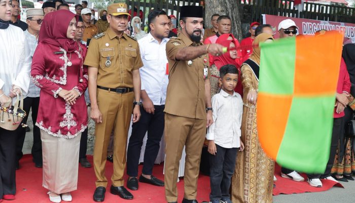 Bupati Al-Farlaky Lepas Pawai Karnaval HUT RI di Idi, Berlangsung Meriah