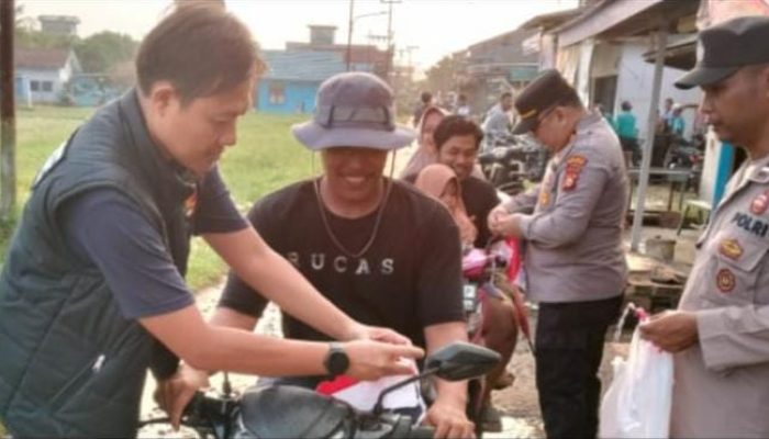 Sambut HUT Ke-81 Kemerdekaan RI, Polsek Makarti Jaya Bagikan Bendera Merah Putih kepada Pengendara