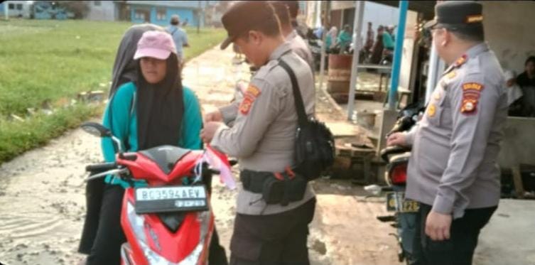 sambut hut ke-81 kemerdekaan ri, polsek makarti jaya bagikan bendera merah putih kepada pengendara 3 IMG 20260806 WA0006