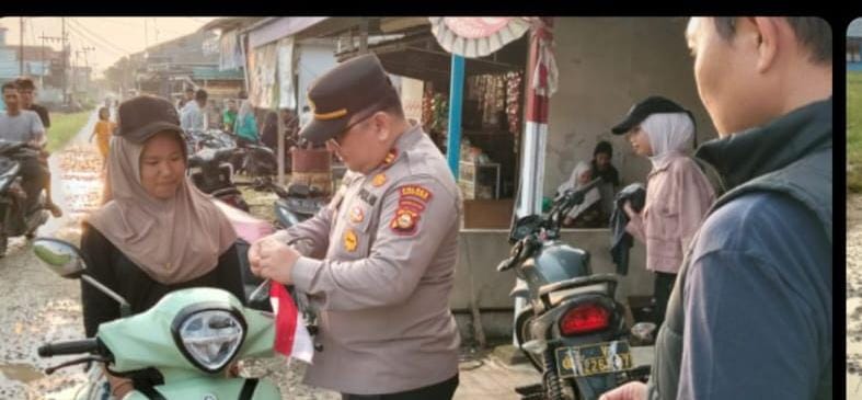 sambut hut ke-81 kemerdekaan ri, polsek makarti jaya bagikan bendera merah putih kepada pengendara 2 IMG 20260806 WA0007 1