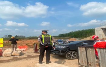 Polres Banyuasin Laksanakan Pengaturan Lalu Lintas di Simpang Pintu Tol Pulau Rimau
