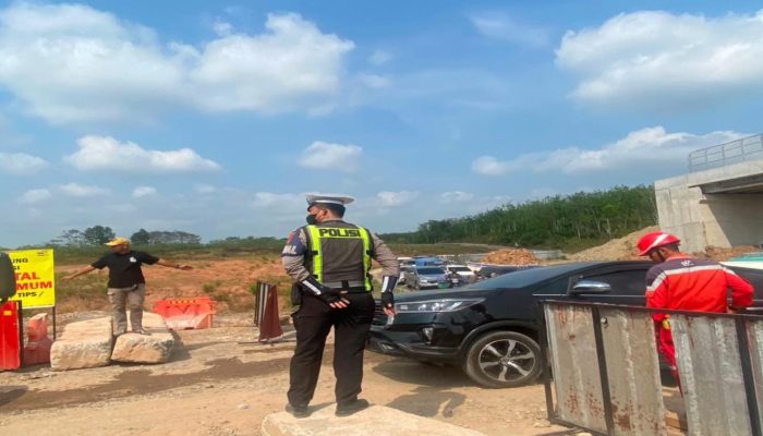 Polres Banyuasin Laksanakan Pengaturan Lalu Lintas di Simpang Pintu Tol Pulau Rimau