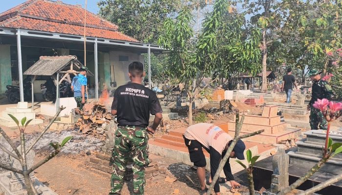 Perkuat Kemanunggalan TNI dan Rakyat, Satgas TMMD ke-129 Gelar Karya Bakti di TPU Desa Luwung Kencana