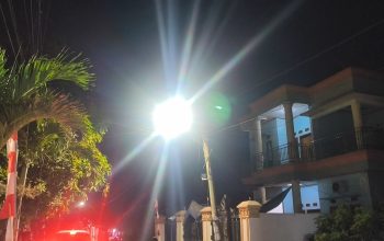 sinergi tni dan masyarakat, pemasangan pju warnai pelaksanaan tmmd ke-129 di desa luwung kencana 7 IMG 20260809 WA0001