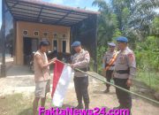 Jelang HUT ke-81 RI, Brimob Trumon Turun ke Desa Bagikan Bendera Merah Putih