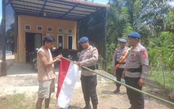 Jelang HUT ke-81 RI, Brimob Trumon Turun ke Desa Bagikan Bendera Merah Putih