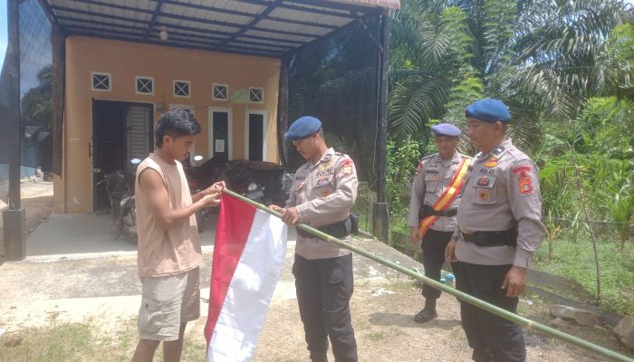 Jelang HUT ke-81 RI, Brimob Trumon Turun ke Desa Bagikan Bendera Merah Putih