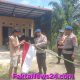 Jelang HUT ke-81 RI, Brimob Trumon Turun ke Desa Bagikan Bendera Merah Putih