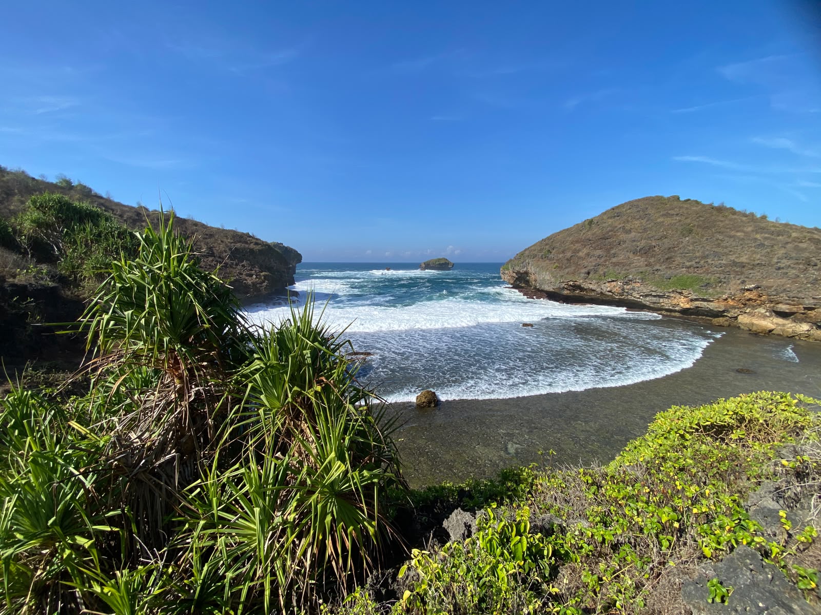 spot camping premium pantai srau 3 pacitan dinilai punya potensi besar, persoalan penerangan dan kebersihan jadi sorotan 4 IMG 20260809 WA0055