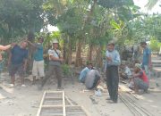antusias warga rt 01, rt 02 dusun 5 desa teluk tenggulang bergotong royong pasang patok dan gapura di jalan poros 8 IMG 20260810 WA0000 1