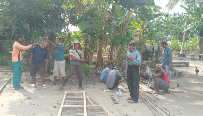 Antusias Warga RT 01, RT 02 Dusun 5 Desa Teluk Tenggulang Bergotong Royong Pasang Patok dan Gapura di Jalan Poros