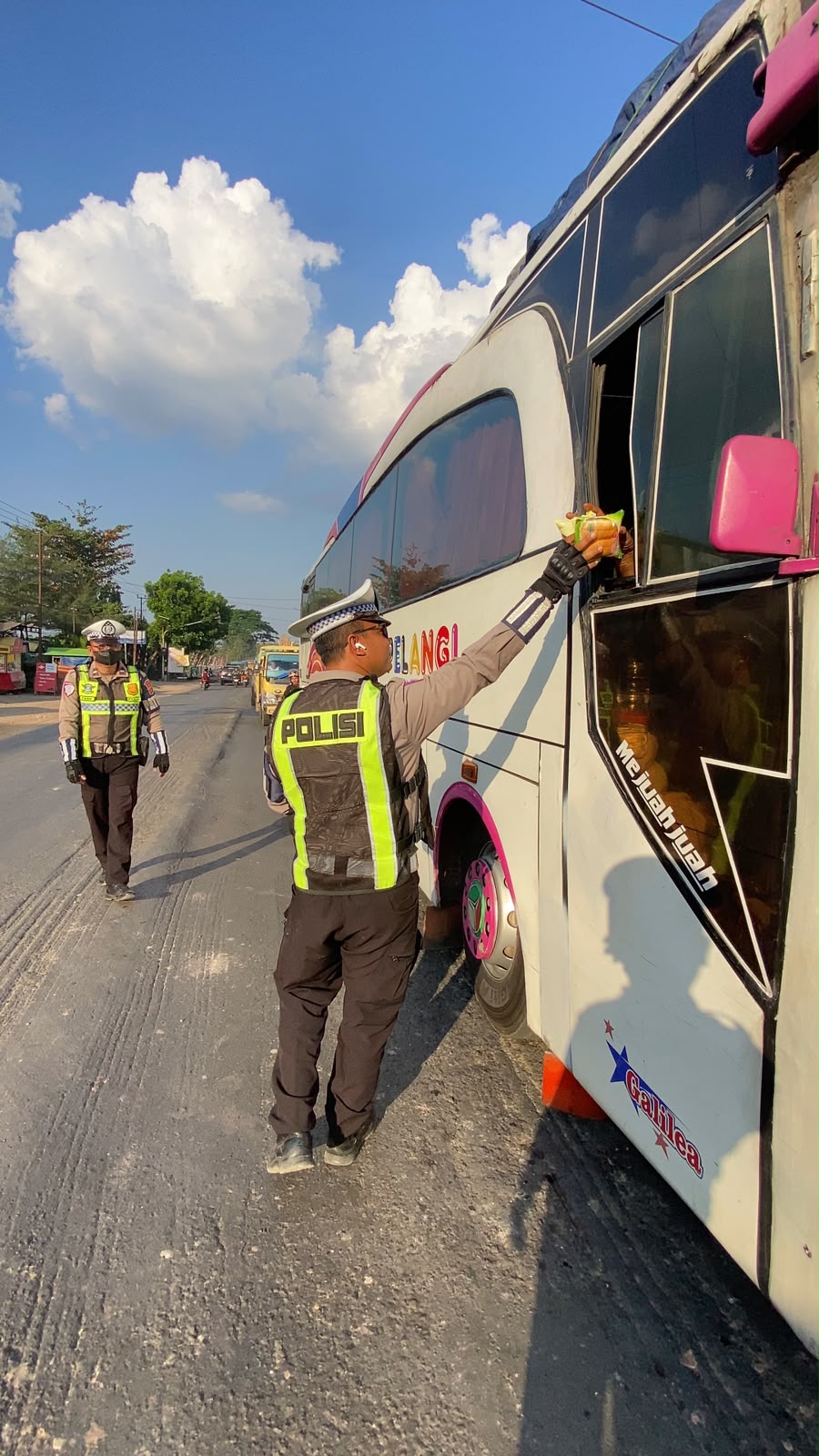 polantas banyuasin hadir di tengah kemacetan, bagikan makanan dan air mineral kepada pengguna jalan 2 IMG 20260810 WA0016