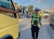 Polantas Banyuasin Hadir di Tengah Kemacetan, Bagikan Makanan dan Air Mineral kepada Pengguna Jalan