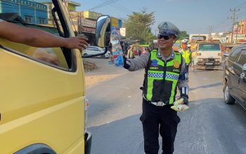 Polantas Banyuasin Hadir di Tengah Kemacetan, Bagikan Makanan dan Air Mineral kepada Pengguna Jalan