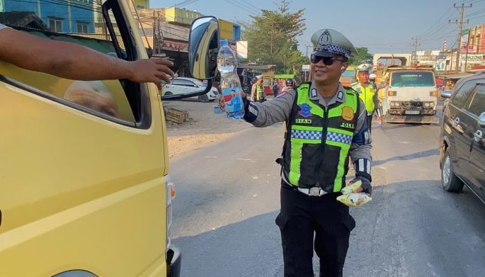 Polantas Banyuasin Hadir di Tengah Kemacetan, Bagikan Makanan dan Air Mineral kepada Pengguna Jalan