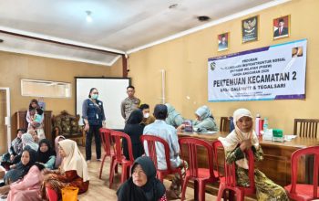 Polri Hadir di Tengah Warga, Bhabinkamtibmas Polsek Plered Kawal Pelayanan Kesehatan Gratis