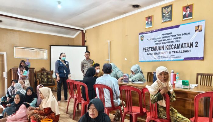 Polri Hadir di Tengah Warga, Bhabinkamtibmas Polsek Plered Kawal Pelayanan Kesehatan Gratis