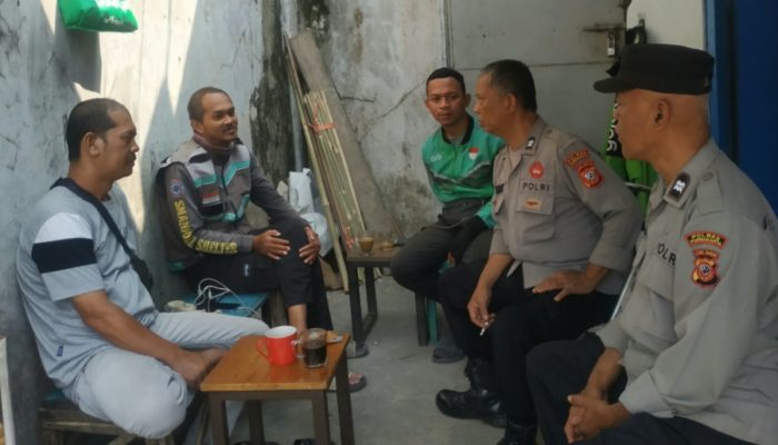 Bhabinkamtibmas Sambangi Warung Ojol Mart Kamtibmas, Ajak Pengemud