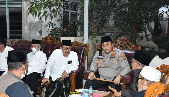 Kapolresta Cirebon Takziah ke Rumah Duka Sesepuh Pondok Buntet Pesantren Almarhum KH. Hasanuddin Kriyani