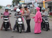 polres mukomuko bagikan 1.000 bendera merah putih, semarakkan hut ke-81 kemerdekaan ri 10 IMG 20260814 WA0027 1