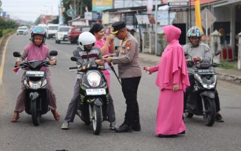 polres mukomuko bagikan 1.000 bendera merah putih, semarakkan hut ke-81 kemerdekaan ri 4 IMG 20260814 WA0027 1