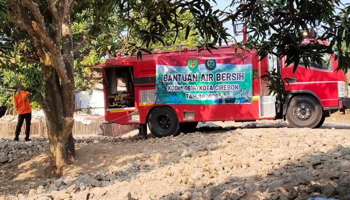 Ringankan Beban Warga, Kodim 0614/Kota Cirebon Salurkan Bantuan Air Bersih ke Argasunya