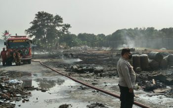 Api Berhasil Dipadamkan, Petugas Lanjutkan Pendinginan di PT Iluva Gravure Industry