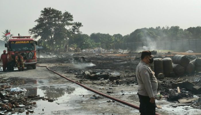 Api Berhasil Dipadamkan, Petugas Lanjutkan Pendinginan di PT Iluva Gravure Industry