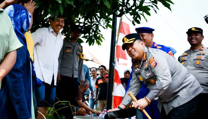 ‎Peduli Warga Terdampak Kekeringan, Polresta Cirebon Distribusikan 6.000 Liter Air Bersih ke Desa Slangit