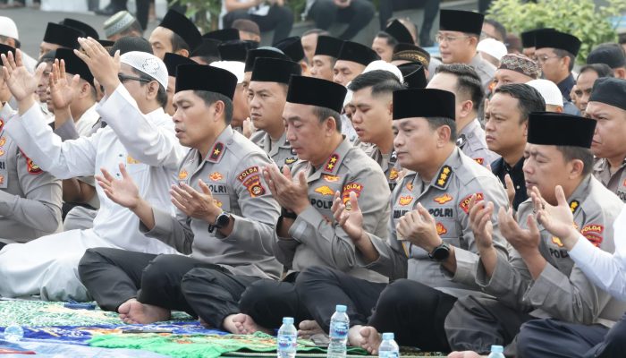 Hadapi Kemarau dan Karhutla, Polda Sumsel Gelar Sholat Istisqo dan Salurkan Bansos