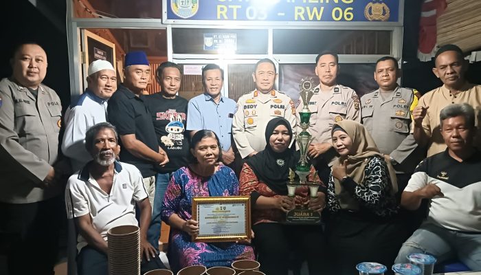 Kasat Binmas Polres Banyuasin Serahkan Piala Juara 1 Lomba Satkamling ke Pos Srigading RT 03 Kelurahan Tanah Mas