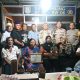 Kasat Binmas Polres Banyuasin Serahkan Piala Juara 1 Lomba Satkamling ke Pos Srigading RT 03 Kelurahan Tanah Mas