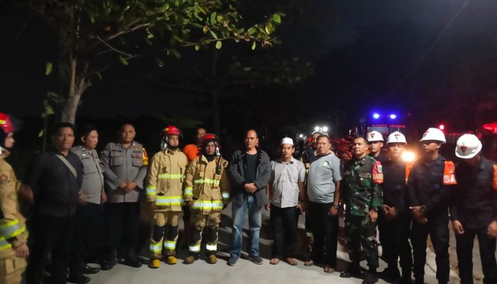 ‎Respon Cepat Polisi, Brimob dan Damkar Padamkan Kebakaran Lahan Kedawung ‎