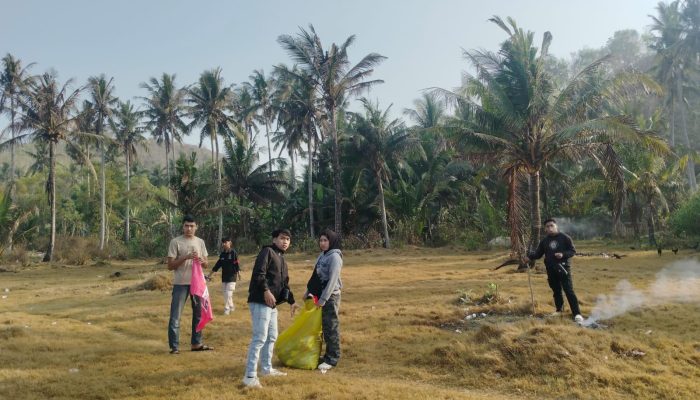 Dibalut Fun Camp GMNI Pacitan Gelar Konsolidasi Kader dan Bersih Pantai Srau