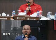Bupati Tebo Dampingi Kunjungan Kerja Anggota Komisi V DPR RI Tinjau Infrastruktur Jalan 📍 Kabupaten Tebo 📅 11 September 2026 Bupati Tebo mendampingi kunjungan kerja Anggota Komisi V DPR RI Dapil Jambi, Dr. Edi Purwanto, S.H., M.Si., yang meninjau langsung kebutuhan pembangunan infrastruktur di Kabupaten Tebo. Dalam kunjungan tersebut, perhatian khusus diberikan terhadap kondisi dan kebutuhan perbaikan jalan di wilayah Padang Lamo serta ruas Blok F–Blok E. Peninjauan lapangan dilakukan untuk melihat secara langsung kondisi infrastruktur sekaligus menyerap aspirasi masyarakat Kabupaten Tebo. Selain itu, peninjauan juga dilakukan ke pembangunan Sekolah Rakyat. Kegiatan ini menjadi momentum penting untuk memperkuat sinergi Pemerintah Kabupaten Tebo bersama DPR RI dalam mendorong dukungan pembangunan infrastruktur, khususnya peningkatan konektivitas jalan yang menjadi kebutuhan masyarakat. Pemerintah Kabupaten Tebo terus berkomitmen memperjuangkan peningkatan infrastruktur sebagai bagian dari upaya memperlancar mobilitas masyarakat, mendukung aktivitas ekonomi, serta membuka akses yang lebih baik antarwilayah.