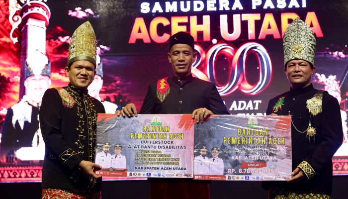 Wakil Gubernur Aceh Fadhlullah Menyerahkan Bantuan ke Pemerintah Aceh Utara 