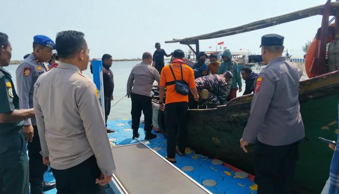 Polsek KPC dan Sat Polairud Evakuasi Jenazah ABK KM Cirebon Indah 5 dengan Penuh Empati