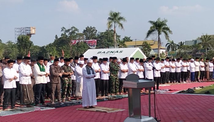 *Dandim 0420/Sarko Ikuti Sholat Istisqo, Bersama Forkopimda dan Masyarakat Sarolangun Meminta Turunnya Hujan*